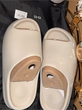 Yeezy Cream Slide Sandals in Off-White